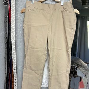 Chicos capri pants size 0.5 very stretchy rayon/ nylon / spandex